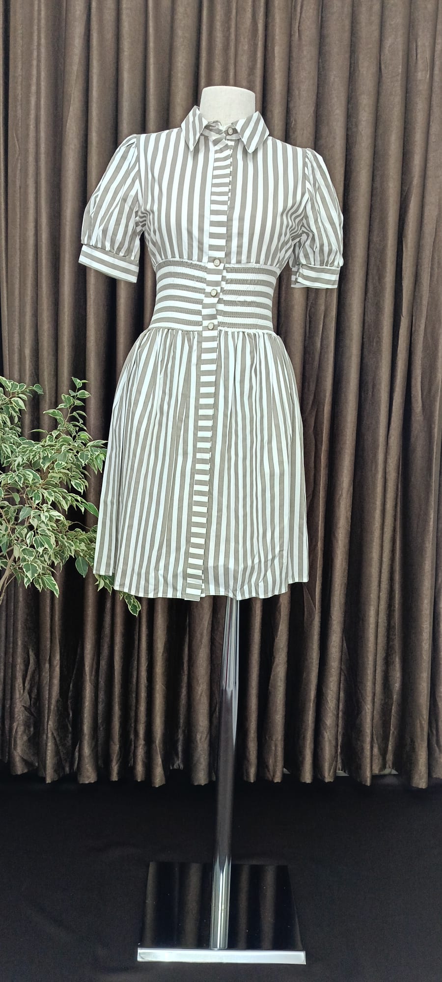 Beli lastikli düğmeli yazlık elbise