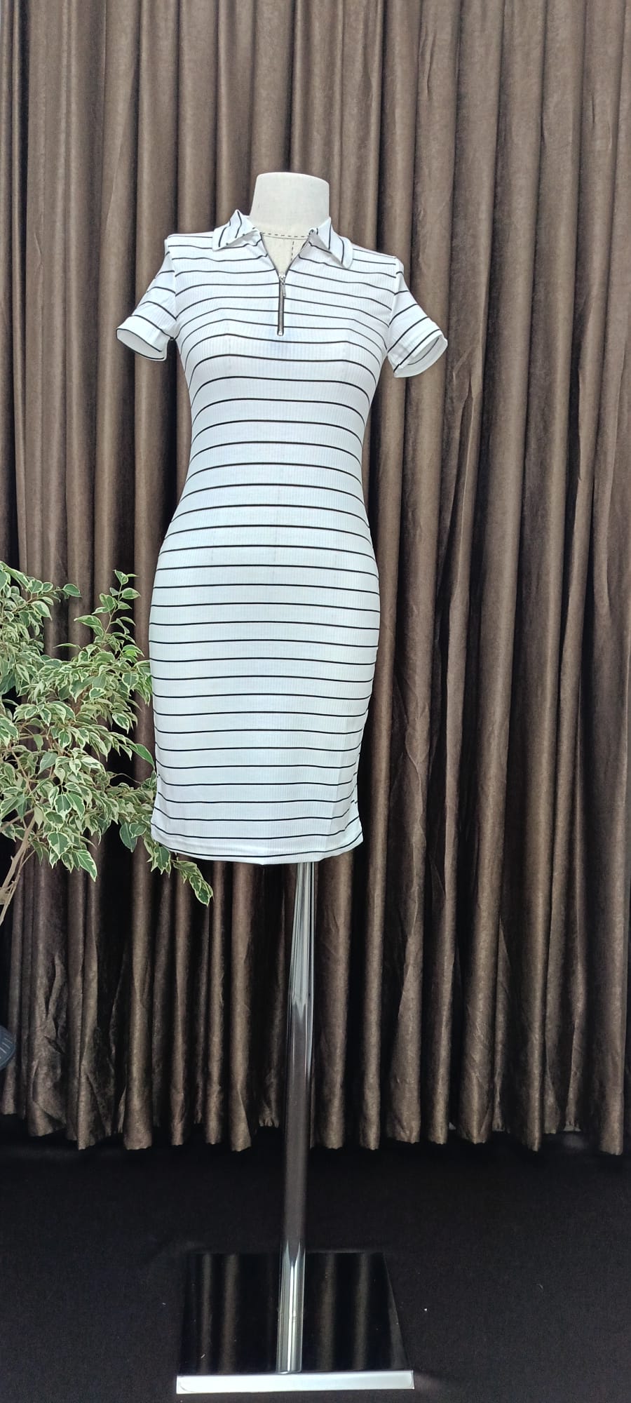 Polo yaka fermuar detaylı likralı elbise