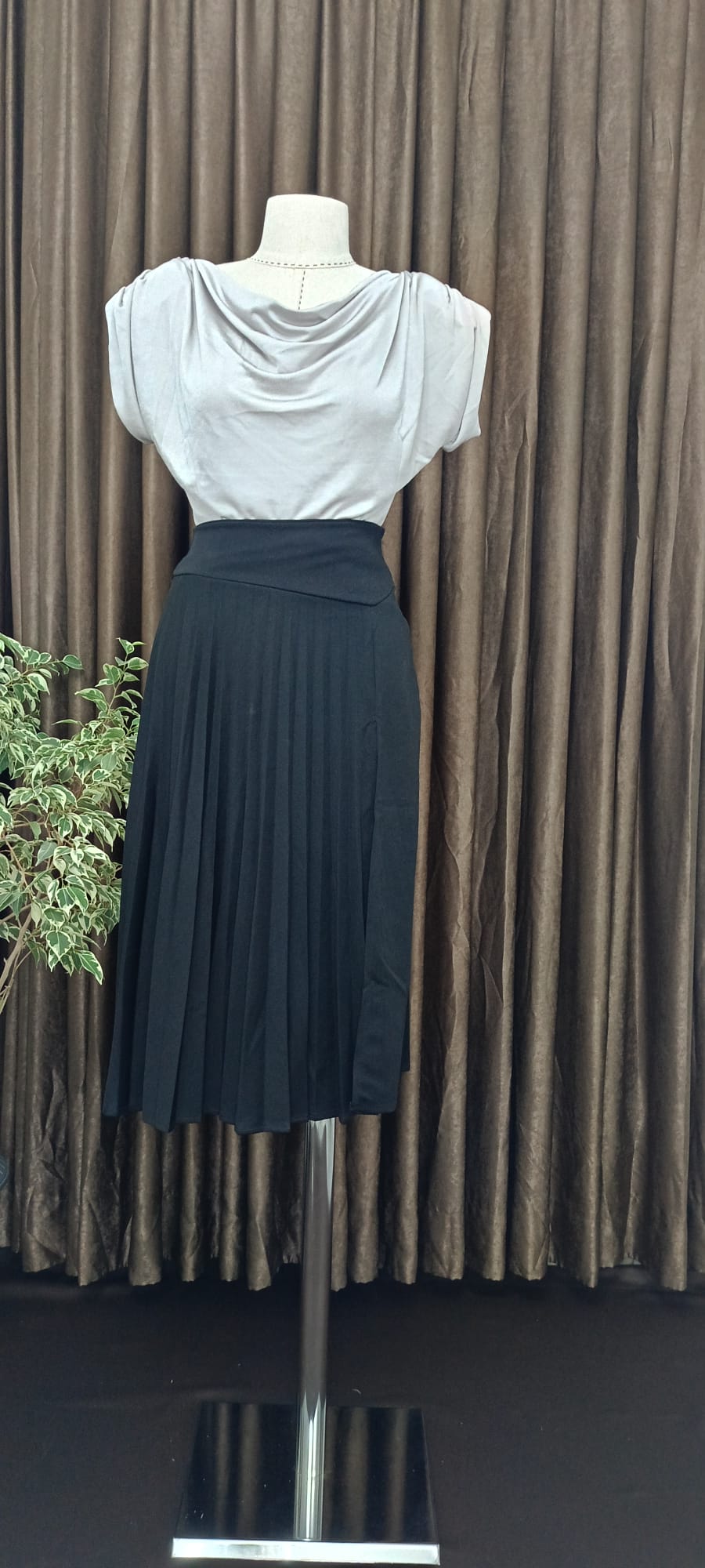 Defile tekstil pileli yırtmaçlı etek