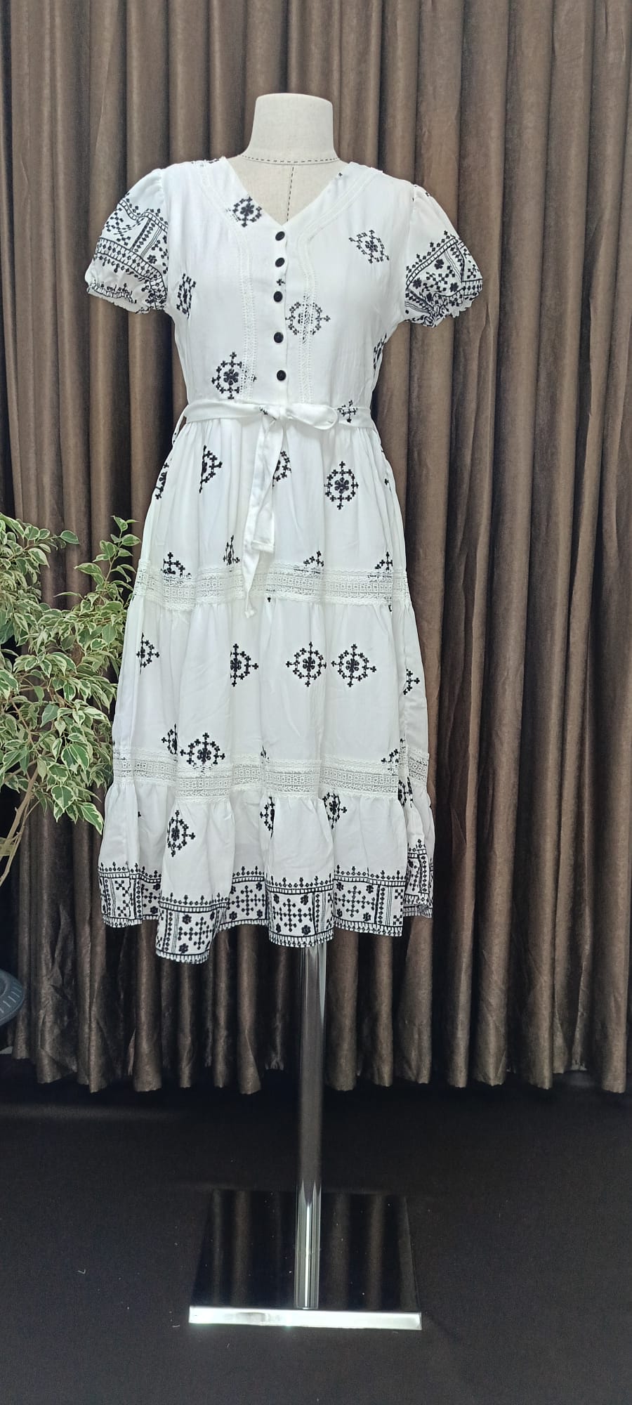 V yaka düğmeli yazlık elbise