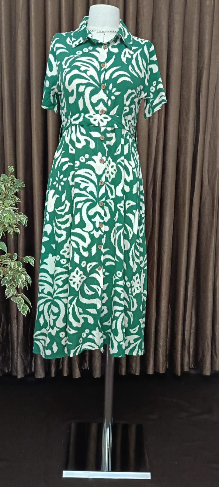 Polo yaka düğmeli elbise